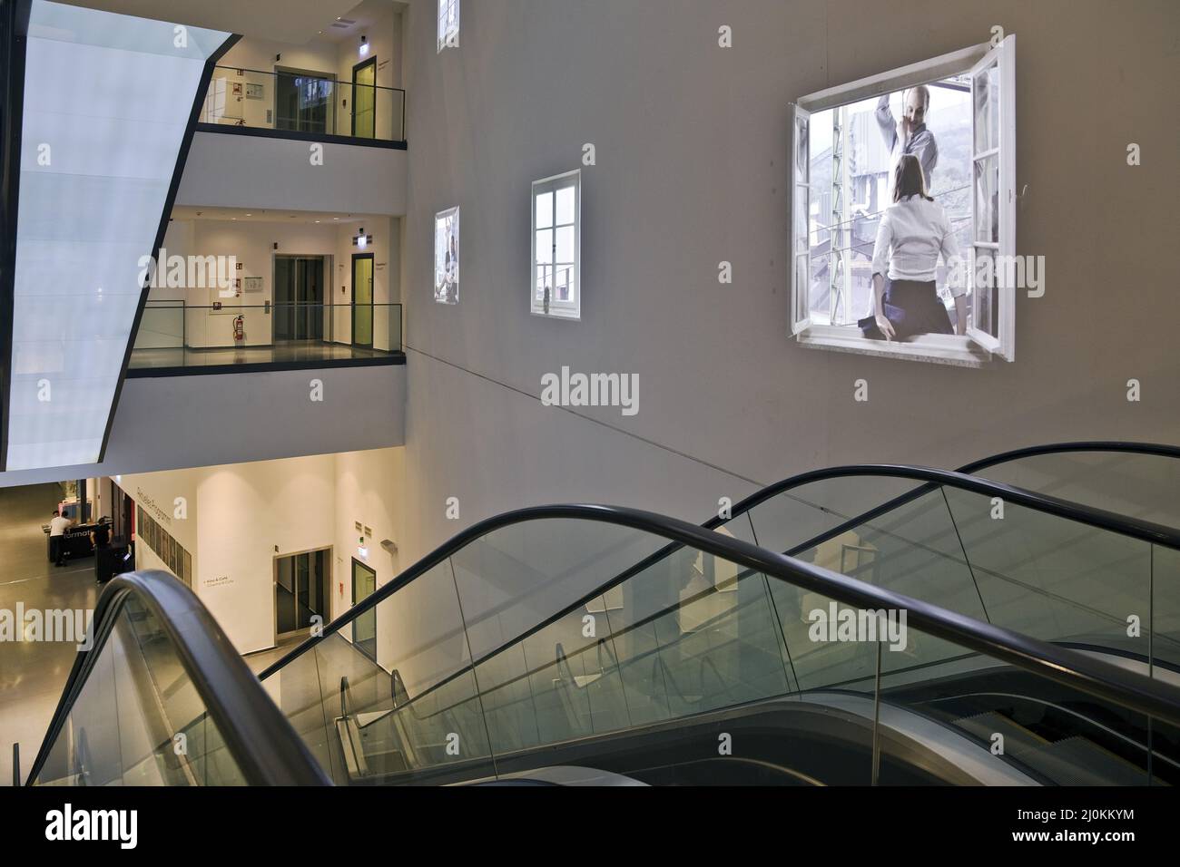 Filmproduktion vertikal neun Fenster von Adolf Winkelmann im Treppenhaus, Dortmunder U, Deutschland Stockfoto