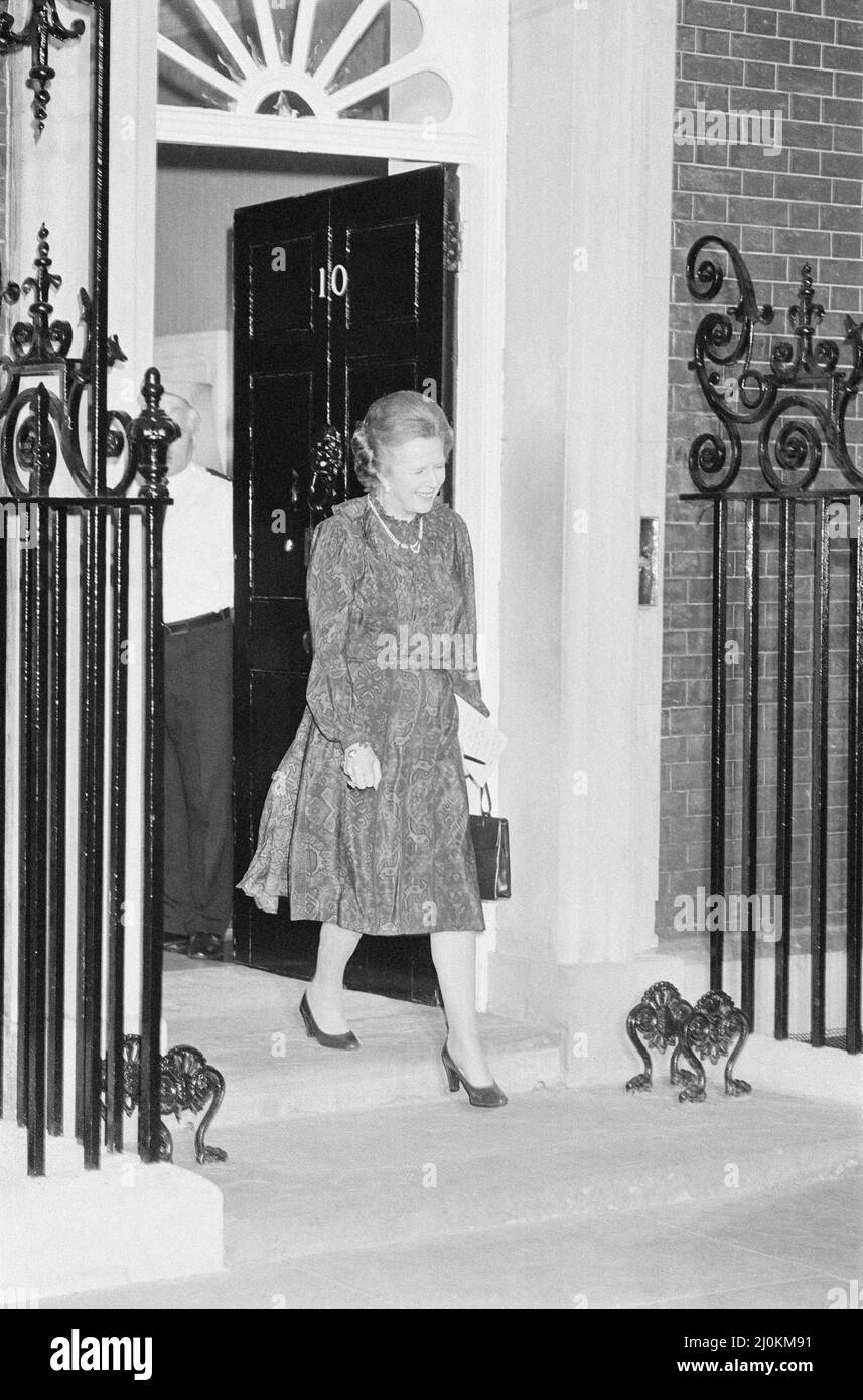 Margaret Thatcher PM vor der Downing Street, London, am Montag, den 14.. Juni 1982. Falkland-Konflikt. Am 14.. Juni wurde ein Waffenstillstand ausgerufen, und der Kommandeur der argentinischen Garnison in Stanley gab sich noch am selben Tag dem Generalmajor Jeremy Moore. Stockfoto