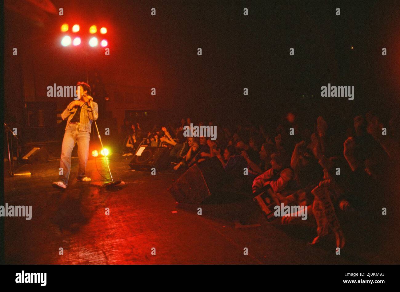 Shakin' Stevens, richtiger Name Michael Barratt (geboren am 4. März 1948 in Ely, Cardiff, in Wales), stellte eine Bühne dar. (Ort und Land unbekannt - aber möglicherweise Schottland, da die Bilder aus dem Scottish Daily Record stammen. Shakin' Stevens ist ein mit Platin verkaufter walisischer Rock and Roll-Sänger und Songwriter, der der meistverkaufte Singles-Künstler der 1980s in Großbritannien war. Im Jahr 1981 erzielte Shakin' Stevens mit „This Ole House“ seine erste britische Chart-Nummer 1 und folgte 10 weiteren Songs, die die Top 5 erreichten, darunter drei Nummer 1-Hits mit „Green Door“, „Oh Julie“ und „Merry Christmas Everyone“. Stockfoto