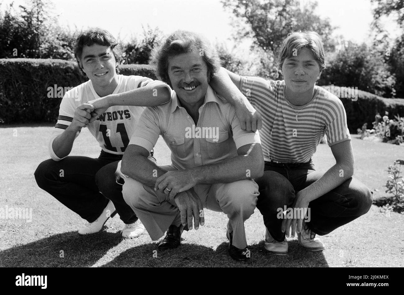 Dickie Davies von ITV mit seinen beiden Söhnen Pete (schöne Haare) und Dan, die in ihrem Zuhause in Hampshire abgebildet sind. 10.. September 1980. Stockfoto