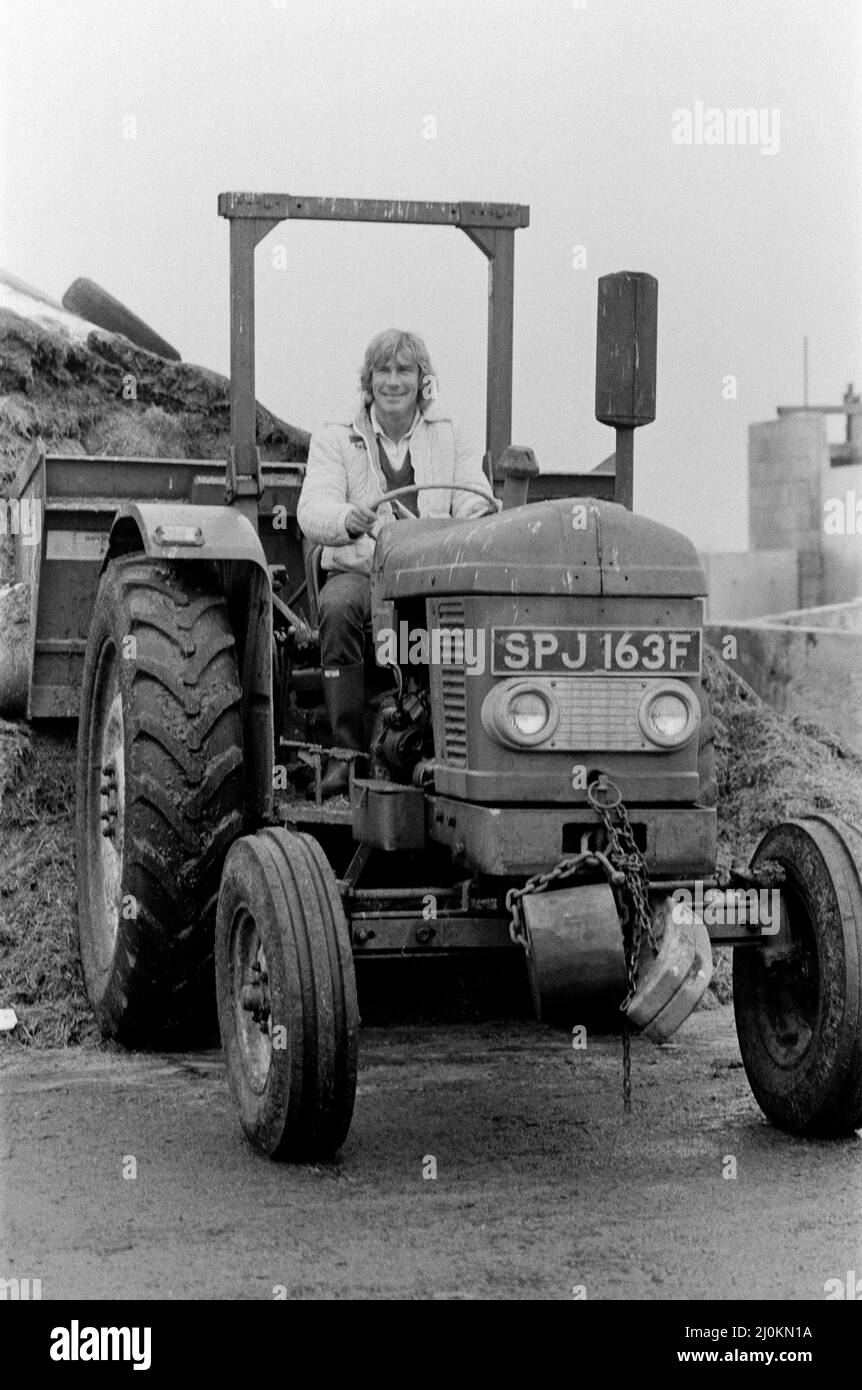 James Hunt auf der 450 Hektar großen Farm in Buckinghamshire, die er seit seinem Ausscheiden aus dem World Motor Racing 1979 besitzt. James ist hier auf seinem Traktor abgebildet. Bild aufgenommen am 19.. Januar 1982 Stockfoto