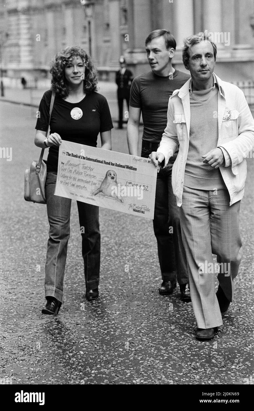 Anti-Robbenjagd-Kundgebung, marschierten die Marschierenden vom Hyde Park zur Downing Street, um an die Nummer 10 zu gehen, 1.309.429 Unterschriften der britischen Öffentlichkeit, die ein sofortiges Verbot aller Robbenprodukte in das Vereinigte Königreich forderten. Auf der Kundgebung sind von links nach rechts die Schauspielerin Carol Drinkwater, die Schauspieler Christopher Timothy und Andrew Sachs abgebildet. 17.. August 1980. Stockfoto