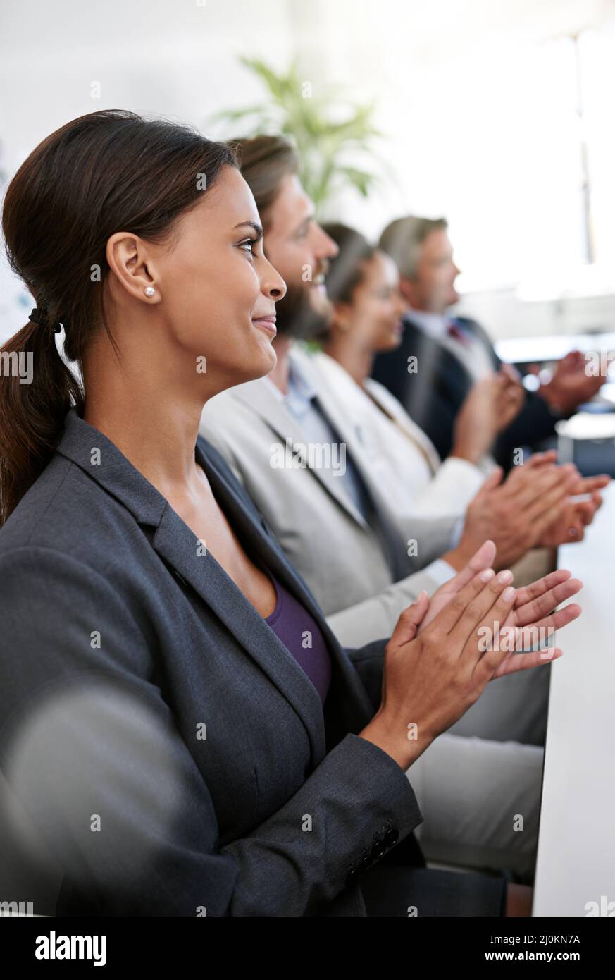 Ihre Wertschätzung für eine hervorragende Geschäftspräsentation zum Ausdruck bringen. Ich habe eine Gruppe von Geschäftsleuten aufgenommen, die einer Präsentation applaudierenden. Stockfoto