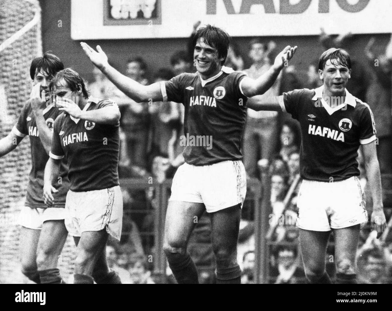 Everton-Mittendenker Bob Latchford feiert nach einem Hattrick während ihres League Division One 5-0-Sieges über Crystal Palace im Goodison Park, dem Teamkollege Steve McMahon beigetreten ist.20.. September 1980. Stockfoto