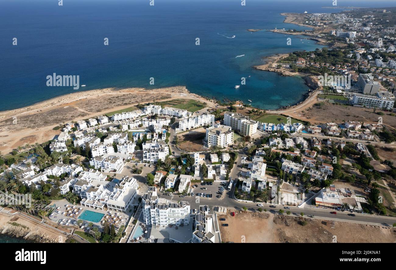 Luftdrohnenaufnahme des Feigenbaumbaustrandes. Ferien zypern im Sommer. Stockfoto