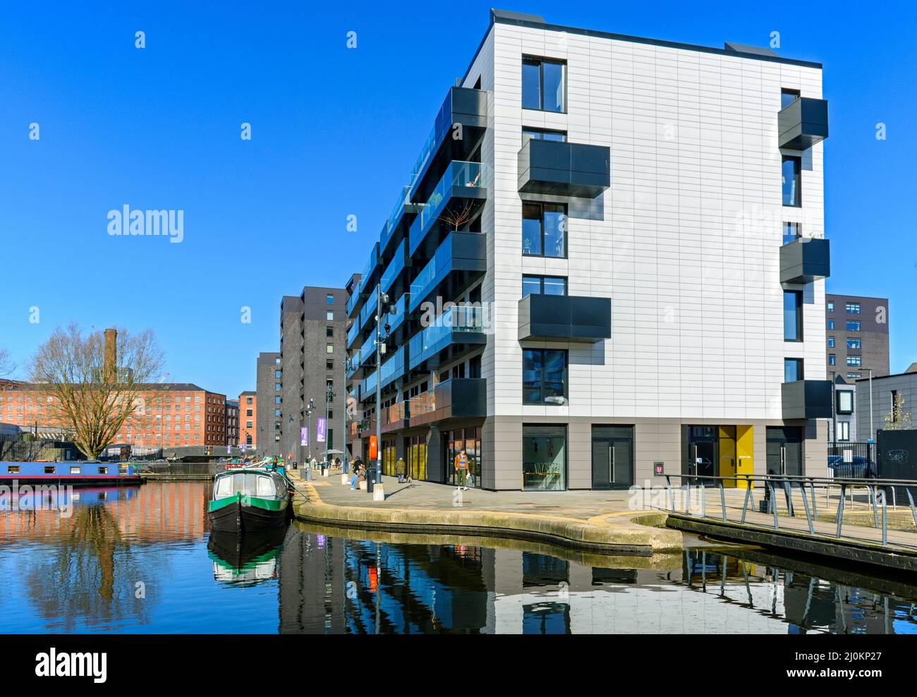 Die Wohnblocks des Mansion House, vom Yachthafen Cotton Field Park, New Islington, Ancoats, Manchester, England, VEREINIGTES KÖNIGREICH Stockfoto