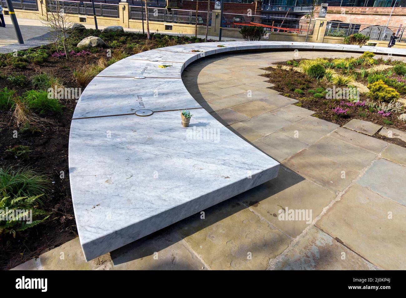 The Glade of Light Memorial Garden, Manchester, England, Großbritannien. Erinnert an die 22 Opfer des Bombenanschlags in der Manchester Arena vom Mai 2017. Stockfoto