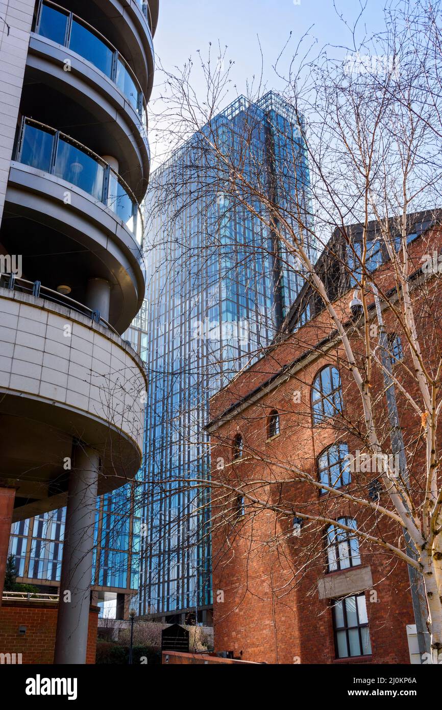 Der Elizabeth Tower Apartment Block vom Castlefield Basin, Manchester, England, Großbritannien Stockfoto