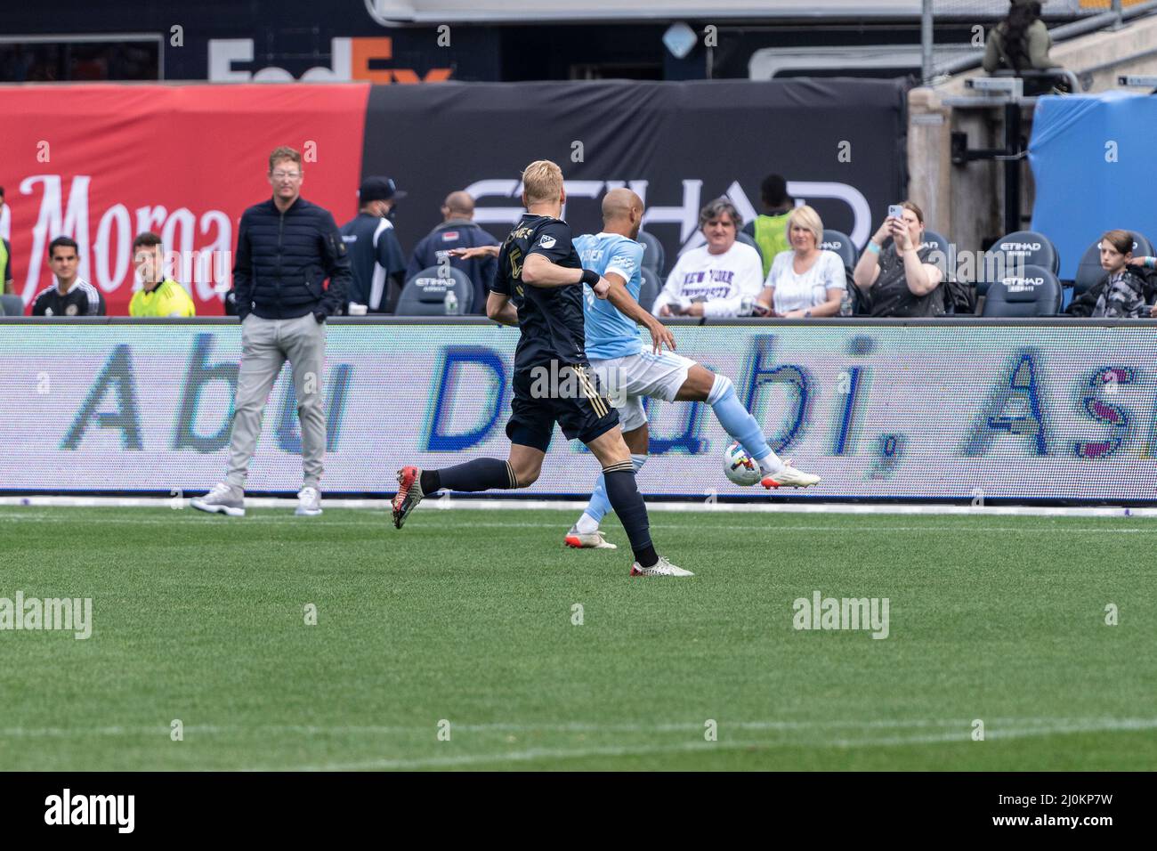 New York, New York, USA. 19. März 2022. Heber (9) von NYCFC kontrolliert den Ball während des regulären MLS-Spiels gegen Philadelphia Union im Yankee-Stadion. Philadelphia Union gewann das Spiel 2 - 0. (Bild: © Lev Radin/Pacific Press via ZUMA Press Wire) Stockfoto