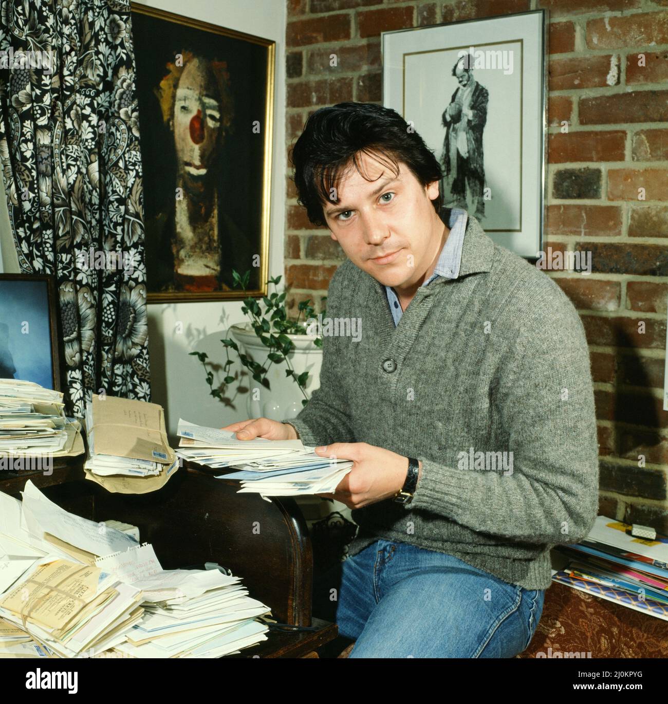 Shakin' Stevens, richtiger Name Michael Barratt (geboren am 4. März 1948 in Ely, Cardiff, in Wales), zu Hause mit seinen vielen Fanbriefen abgebildet Shakin' Stevens ist ein mit Platin verkaufter walisischer Rock and Roll-Sänger und Songwriter, der der meistverkaufte Singles-Künstler der 1980s in Großbritannien war. Im Jahr 1981 erzielte Shakin' Stevens mit „This Ole House“ seine erste britische Chart-Nummer 1 und folgte mit 10 weiteren Songs, die die Top 5 erreichten, darunter drei Nummer 1-Hits mit „Green Door“, „Oh Julie“ und „Merry Christmas Everyone“ Picture, aufgenommen um den 1.. Juli 1981 Stockfoto