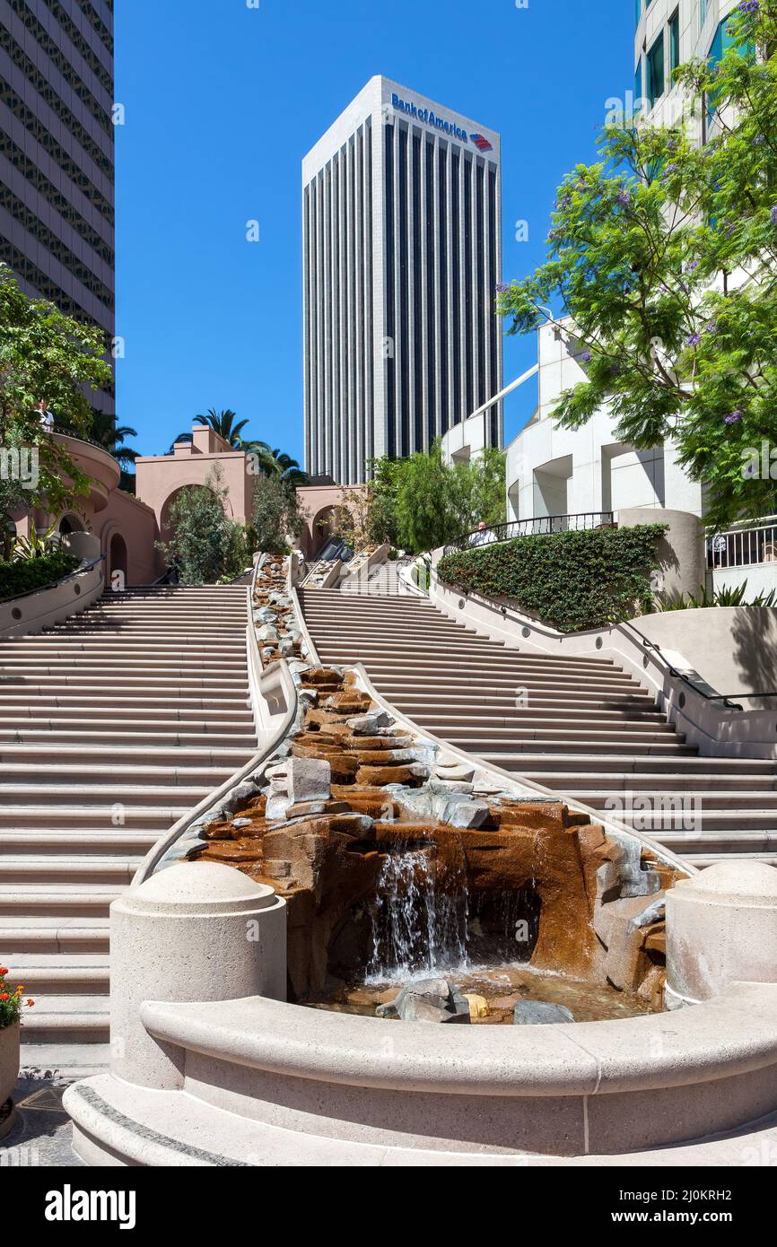 LOS ANGELES, CALIFORNIA, USA - JULI 28: Schritte im Finanzdistrikt von Los Angeles Kalifornien am 28. Juli 2011. Eine Unident Stockfoto