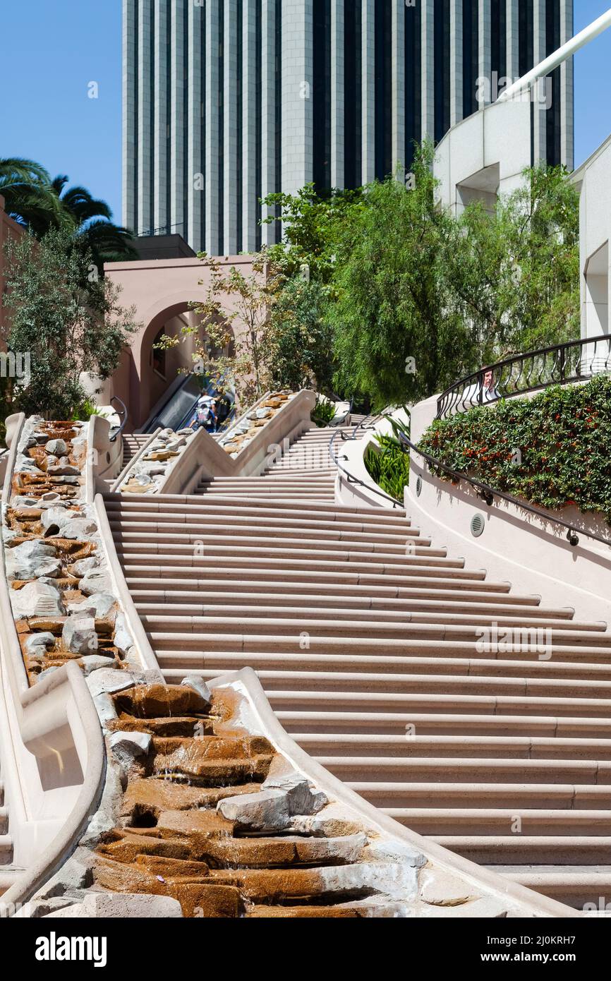 LOS ANGELES, CALIFORNIA, USA - JULI 28: Schritte im Finanzdistrikt von Los Angeles Kalifornien am 28. Juli 2011. Vier uniden Stockfoto