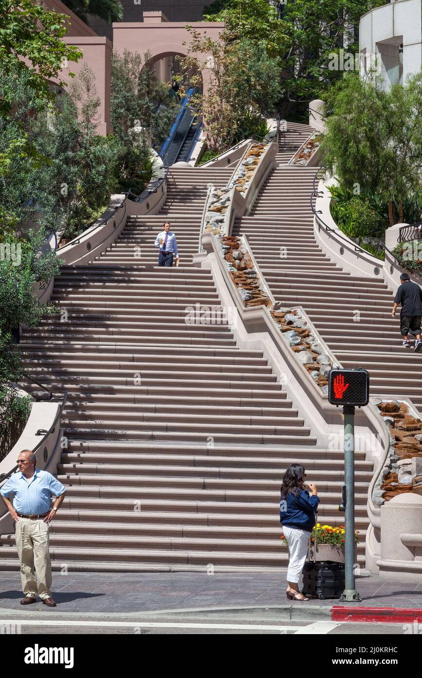 LOS ANGELES, CALIFORNIA, USA - JULI 28: Schritte im Finanzdistrikt von Los Angeles Kalifornien am 28. Juli 2011. Unidentifie Stockfoto