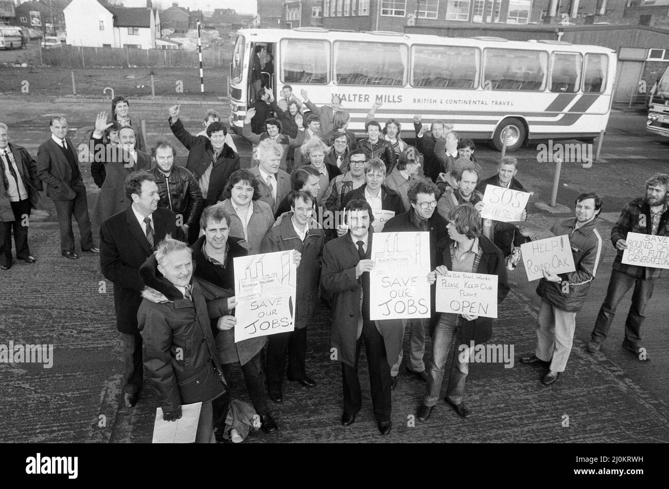 Arbeiter aus Round Oak Steelworks, Brierley Hill, West Midlands, fahren nach London, um gegen die Schließung der Fabrik zu protestieren, 16.. Dezember 1982. Stockfoto