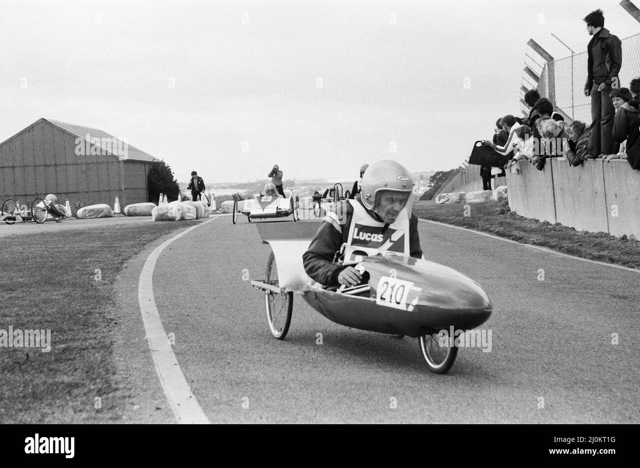 Elektroauto-Tests in England. Das Lucas Electrathon-Rennen im Donington Park. Diese Rennen begannen 1979, als der erste Sieger William Yates war. Bild aufgenommen am 13.. September 1980 Stockfoto
