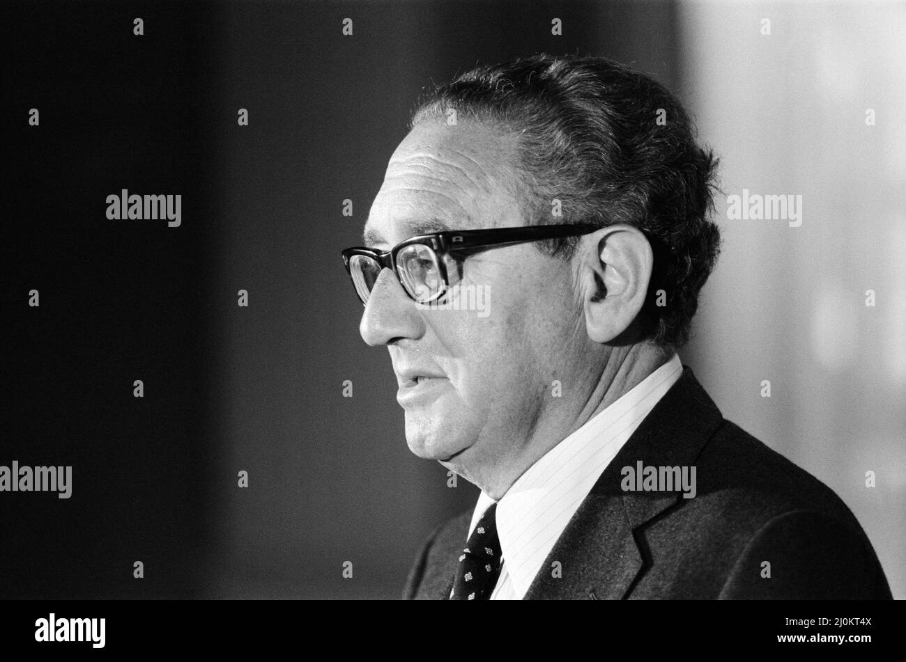 Henry Kissinger spricht auf einer Pressekonferenz und beantwortet Fragen zu seinem neuesten Buch Years of Upheaval. Claridge's Hotel, London. 27.. April 1982. Stockfoto