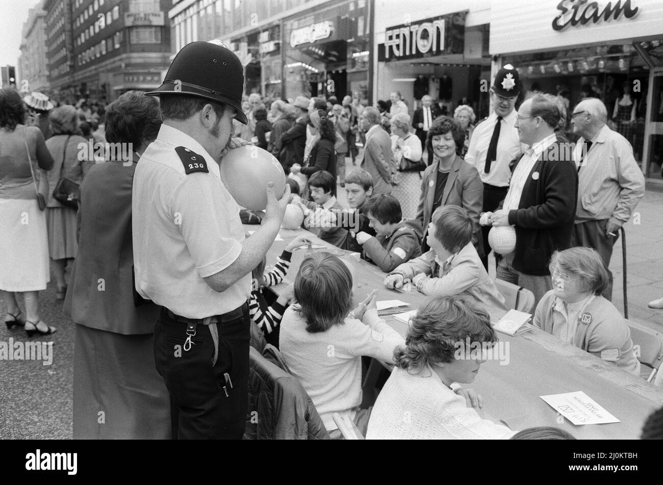 Die Oxford Street Association veranstaltete vor der königlichen Hochzeit eine Party für über 5000 Kinder. Die Polizei half bei der Sprengung von Ballons und schloss sich dem Partygeist an. 26.. Juli 1981. Stockfoto