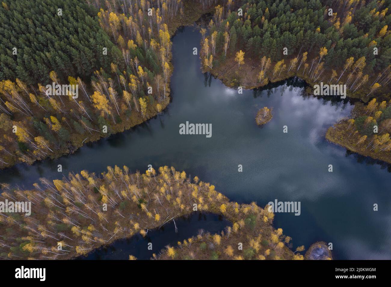 Luftaufnahme von kleinen Seen, umgeben von Herbstwäldern. Stockfoto