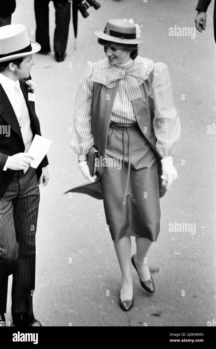 Lady Diana Spencer, Mitte, genießt den Tag mit einigen Freunden am letzten Tag von Royal Ascot. Ascot 1981, war Lady Diana Spencers erster offizieller Besuch bei den Ascot-Rennen, als zukünftiges Mitglied der königlichen Familie. Bild aufgenommen am 18.. Juni 1981. Stockfoto