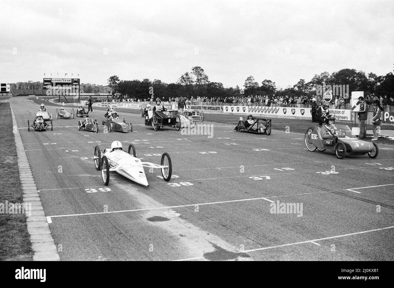 Elektroauto-Tests in England. Das Lucas Electrathon-Rennen im Donington Park. Diese Rennen begannen 1979, als der erste Sieger William Yates war. Bild aufgenommen am 13.. September 1980 Stockfoto