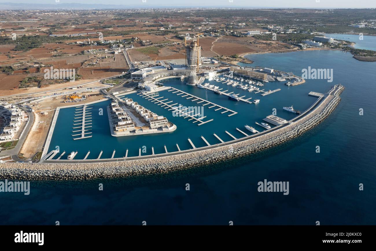 Luftdrohnenfoto der neuen Marina von ayia napa und Touristenyachten, die an der Marina festgemacht sind. Agia Napa Hafen Zypern Stockfoto