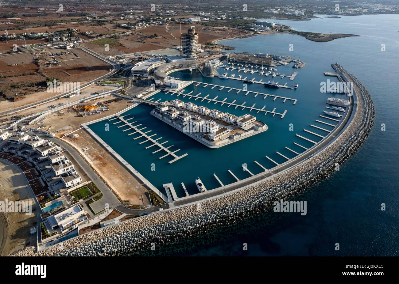 Luftdrohnenfoto der neuen Marina von ayia napa und Touristenyachten, die an der Marina festgemacht sind. Agia Napa Hafen Zypern Stockfoto