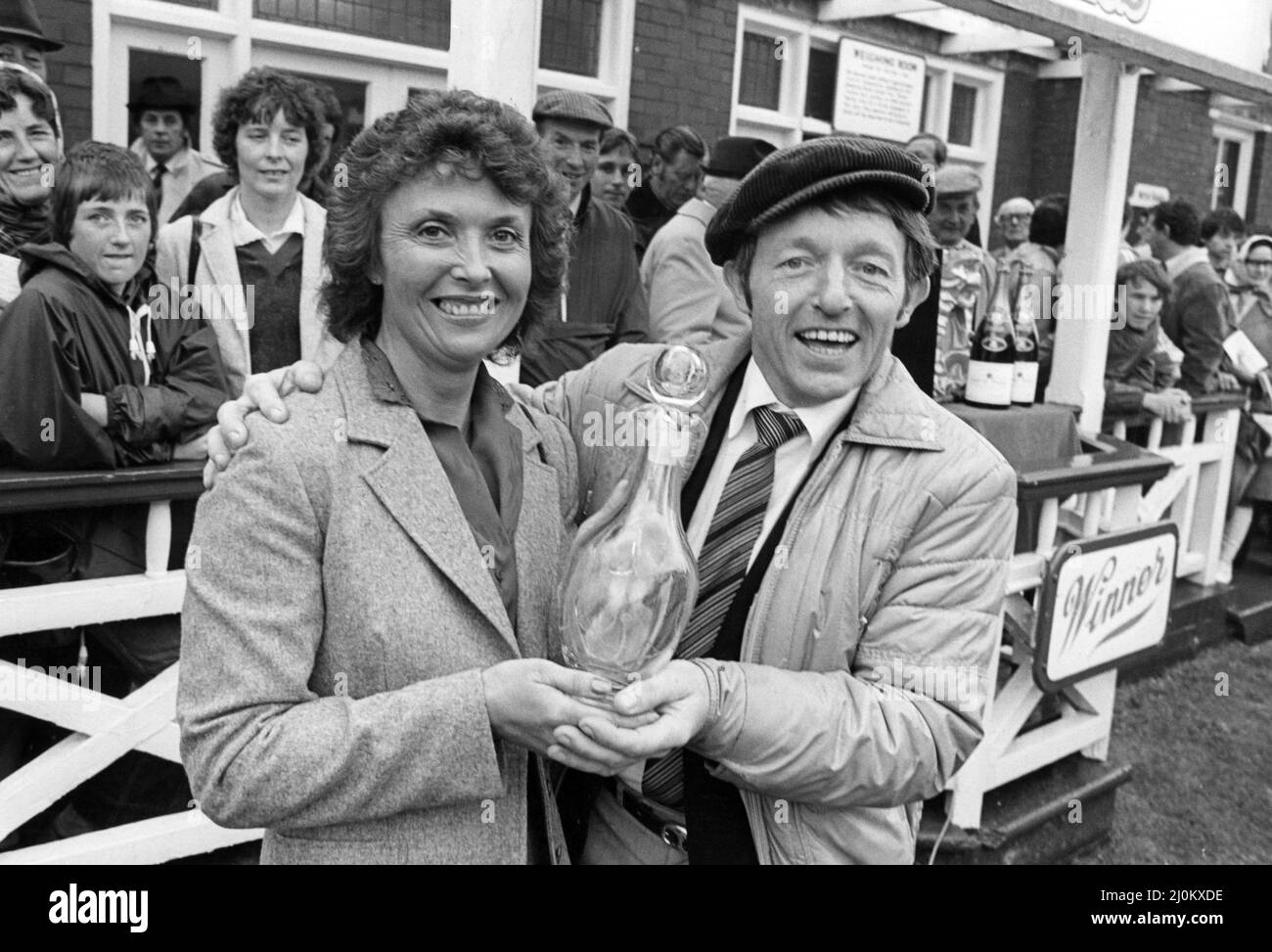 Paul Daniels besucht Redcar Racecourse, um sein Pferd beim Paul Daniels Magic Stakes zu sehen, das von ihm gesponsert wird. That's Magic beendete 15. der 18 Läufer beim Rennen der sieben Furlong-Rennen. Paul konnte immer noch ein Lächeln aushalten, als er Frau Margaret Liles, die Frau C.M. vertrat, seine Trophäe überreichte Geraghty Besitzer der Gewinner, Polly's Brother. 26.. September 1981. Stockfoto