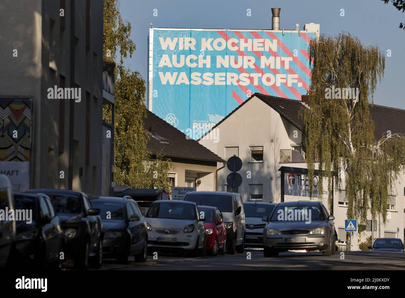 Wohnstraße und großes Plakat für Klimastahl, Werk ThyssenKrupp Steel Europe, Bochum Stockfoto