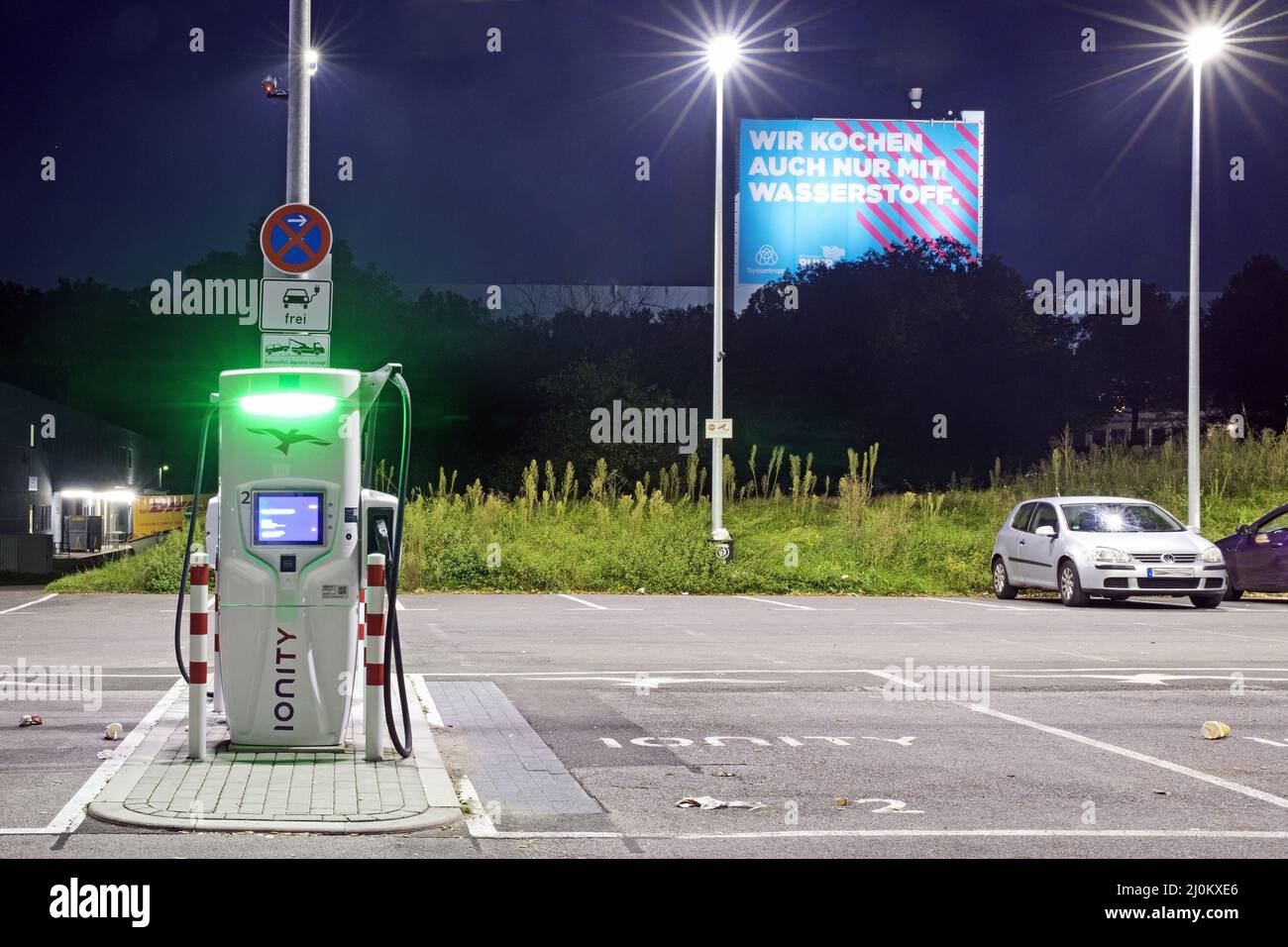 Ladestation und großes Plakat für Klimastahl im Werk ThyssenKrupp Steel Europe, Bochum Stockfoto