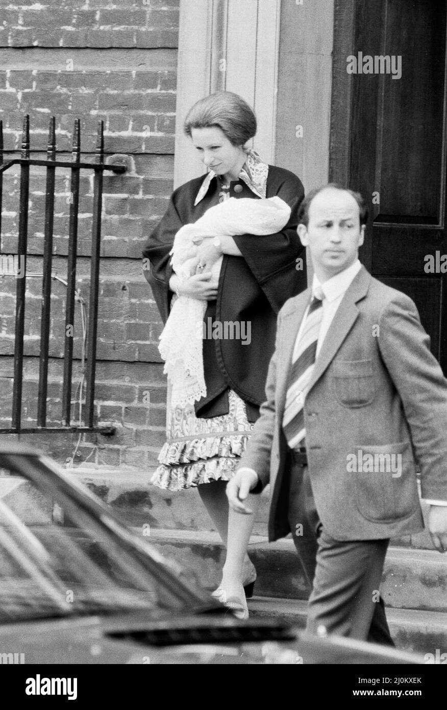Ihre Königliche Hoheit Anne verlässt das St. Mary's Hospital in Paddington, London, nach der Geburt ihrer kleinen Tochter Prinzessin Zara. Sie wird von ihrem stets wachsamen Royal Detective begleitet. 18. Mai 1981. Stockfoto