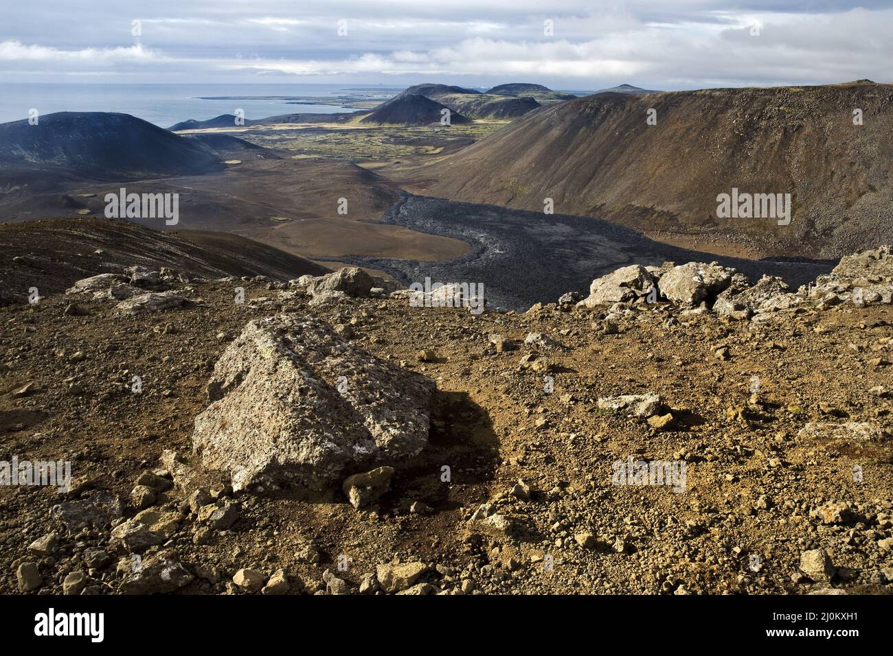 Vulkanische Landschaft mit Lavastrom und Fernsicht auf den Nordatlantik, Fagradalsfjall, Island Stockfoto