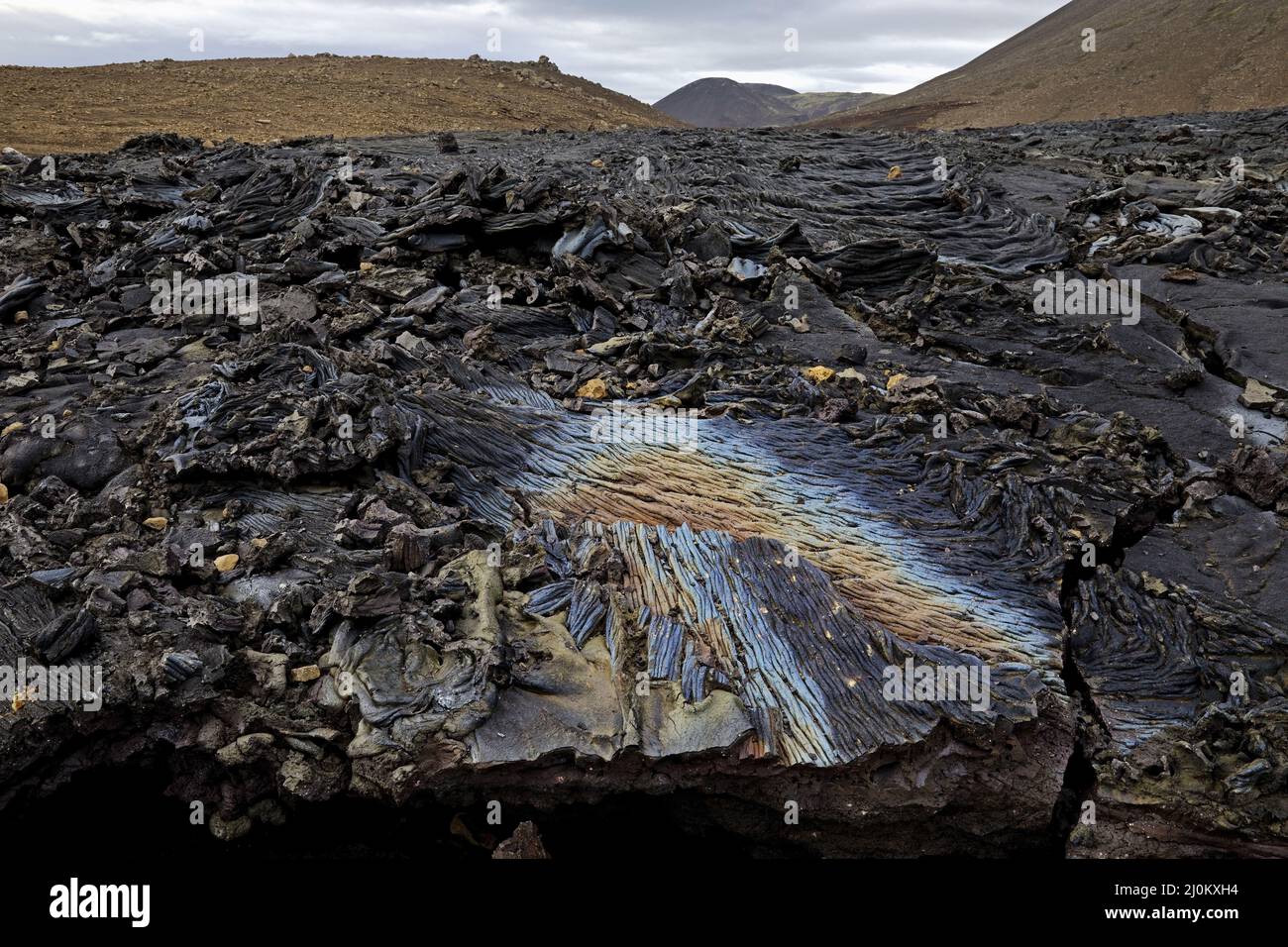 Vulkanische Landschaft mit irisierender gestrickter Lava, Fagradalsfjall, Reykjanes, Island, Europa Stockfoto