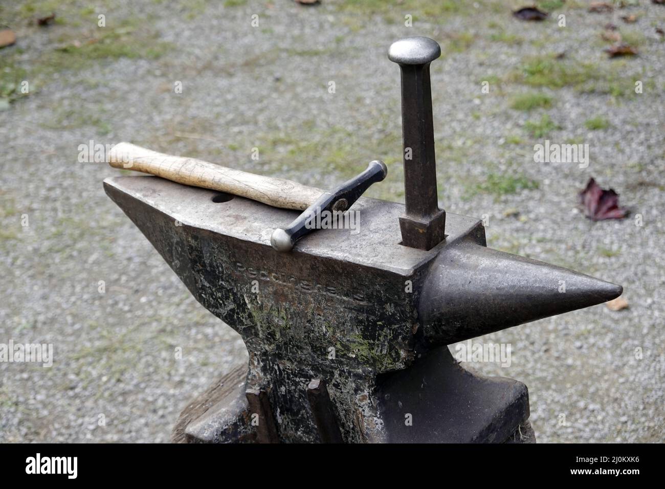 Altes Handwerk - klassischer Amboss und Schmiedehammer Stockfoto