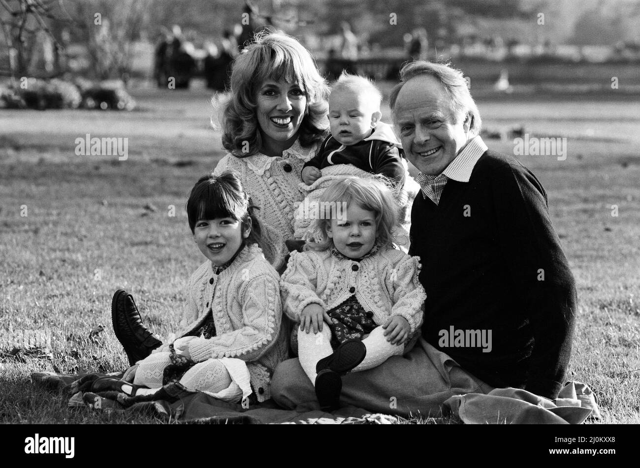 Esther Rantzen mit ihrem Mann Desmond Wilcox und ihren Kindern Emily, 4, Rebecca, 2 und 4 Monate alt Joshua. 10.. März 1982. Stockfoto
