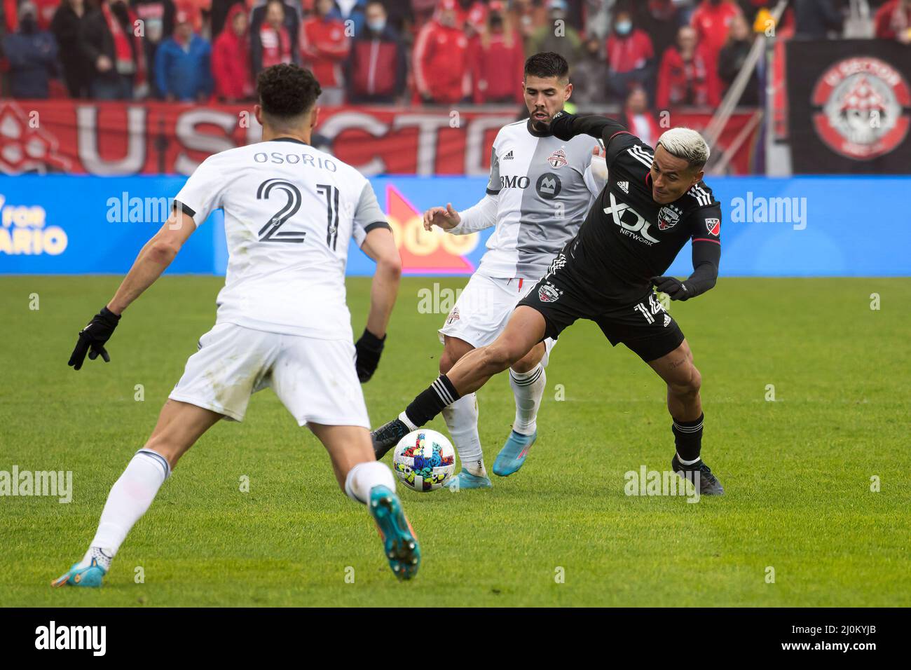 Toronto, Kanada. 19. März 2022. Alejandro Pozuelo (10), Andy Najar (14) und Jonathan Osorio (21) im Einsatz während des MLS-Spiels zwischen dem FC Toronto und DC United im BMO-Feld. Das Spiel endete 2-1 für den FC Toronto. Kredit: SOPA Images Limited/Alamy Live Nachrichten Stockfoto