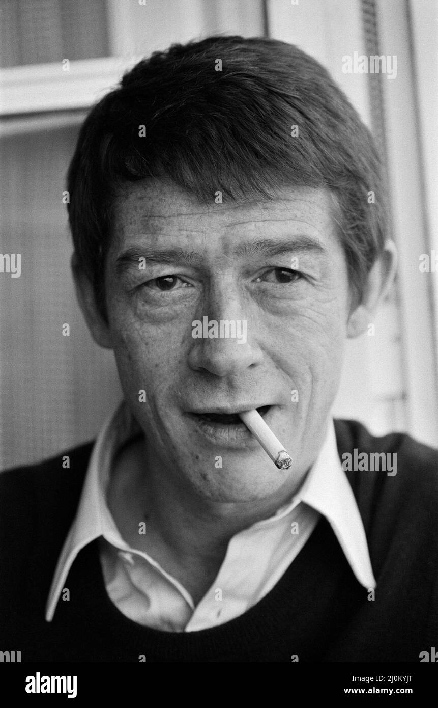 John Hurt, aufgenommen 1982 in Deutschland.John ist in Deutschland, um Night Crossing zu Filmen, die wahre Geschichte, wie die Familien Strelzyk und Wetzel am 16.. September 1979 in einem selbstgemachten Heißluftballon aus der DDR in den Westen flüchteten. John Hurt spielt Peter Strelzyk in dem Film. Bild aufgenommen am 14.. Februar 1982 Stockfoto
