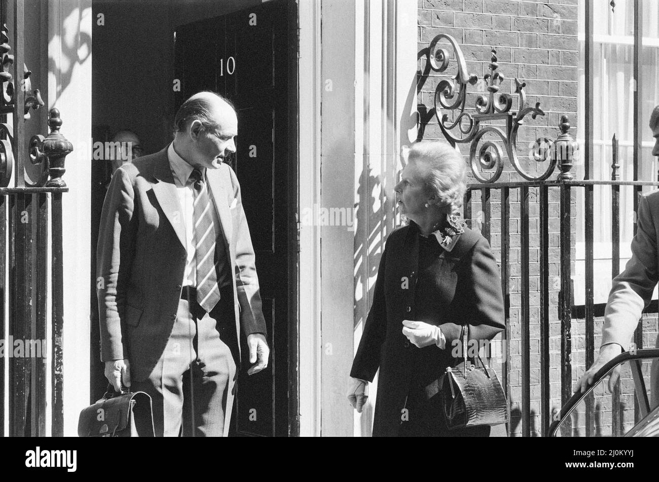 Margaret Thatcher PM vor der Downing Street, London, Freitag, 23.. April 1982. Die britische Task Force verlässt die Down Street mit grimmigem Gesicht, als sie sich schnell den Falklands nähert, die 800 Meilen von den Inseln entfernt sind. Stockfoto