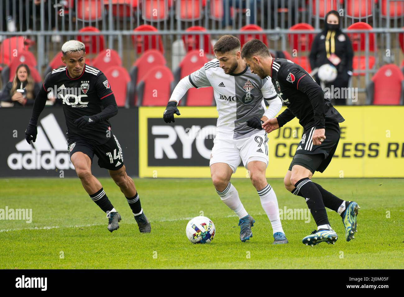 Toronto, Kanada. 19. März 2022. Jesus Jimenez (12), Andy Najar (14) und Brendan Daniel Hines-Ike (4) im Einsatz während des MLS-Spiels zwischen dem FC Toronto und DC United im BMO Field. Das Spiel endete 2-1 für den FC Toronto. (Foto von Angel Marchini/SOPA Images/Sipa USA) Quelle: SIPA USA/Alamy Live News Stockfoto