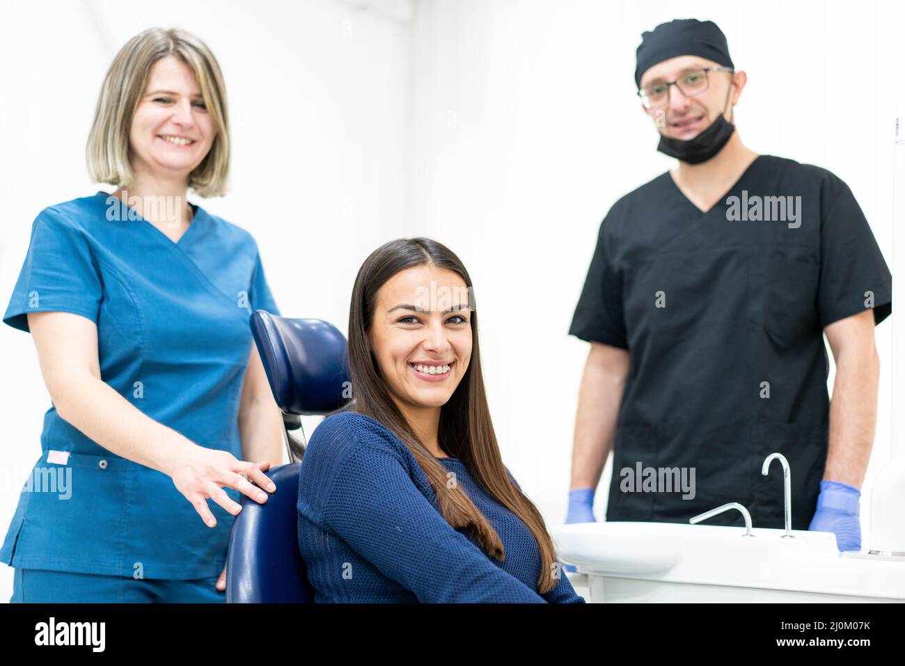 Zwei Ärzte mit Patienten in Innenräumen, hochwertige Fotos Stockfoto