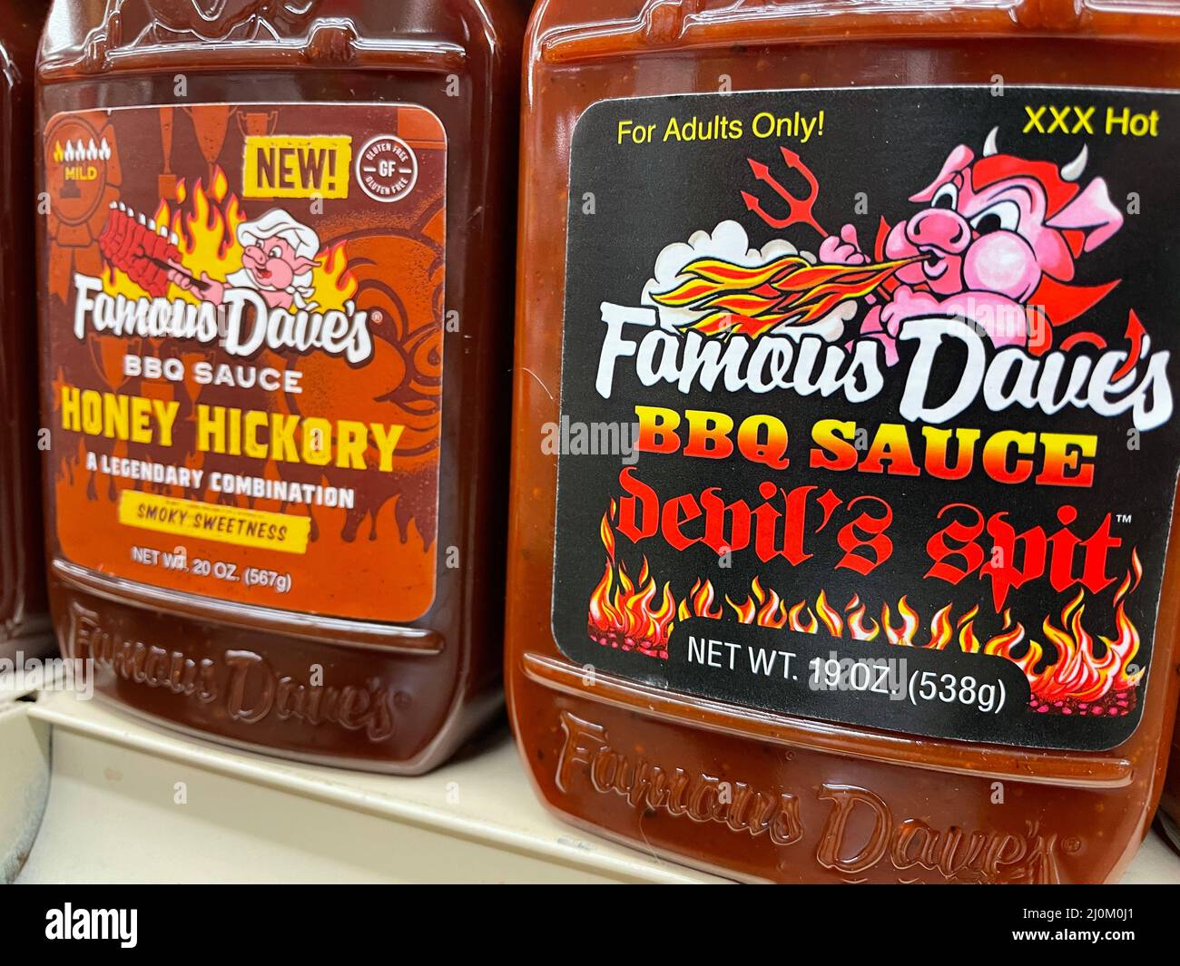 Augusta, GA USA - 03 17 22: Berühmte Daves BBQ-Sauce im Verkaufsregal NEU Stockfoto