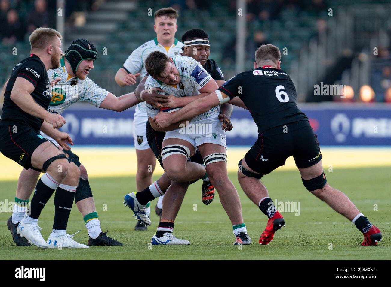 JJ Tonks #6 of Northampton Saints wird von Eroni Mawi #1 of Saracens und Ollie Stonham #6 of Saracens in Angriff genommen Stockfoto