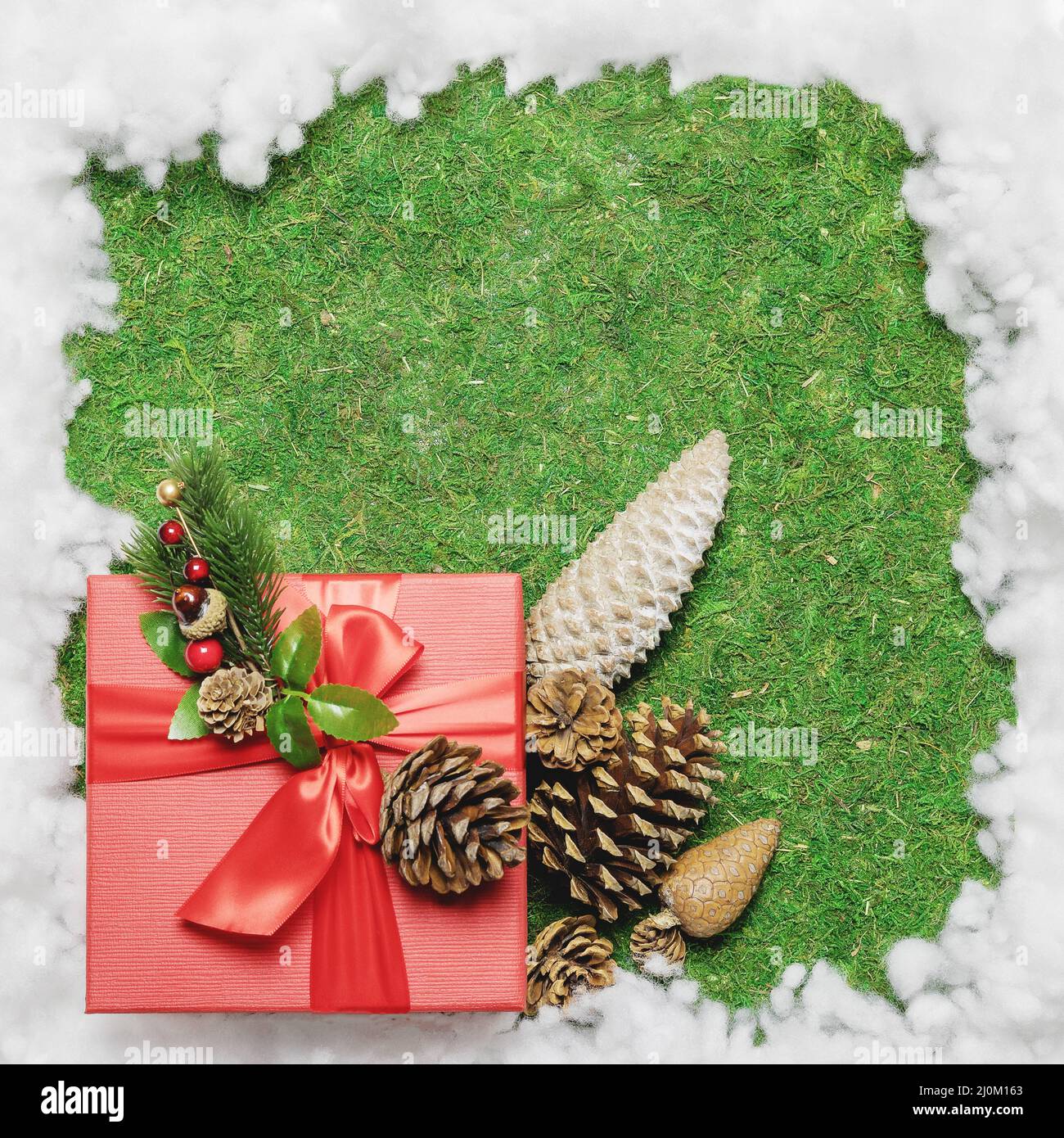 Festliches Weihnachtsbild mit Geschenkbox Kegel und künstlichem Schneerahmen. Flatlay-Komposition. Grußkarte. Stockfoto