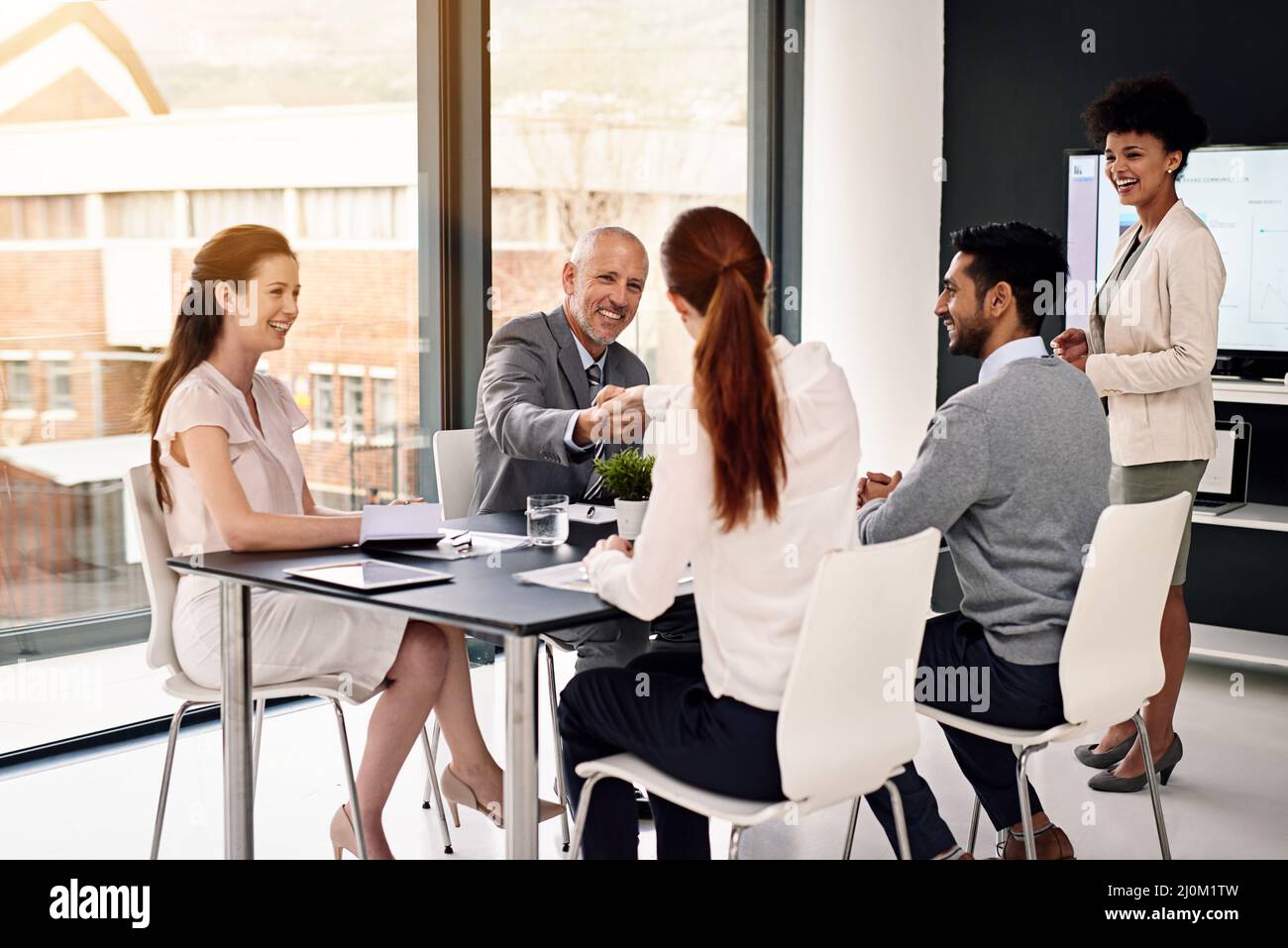 Dem Team Unterstützung und Wertschätzung entgegenbringen. Eine kurze Aufnahme von Geschäftsleuten, die sich während eines Meetings in einem modernen Büro die Hände schüttelten. Stockfoto
