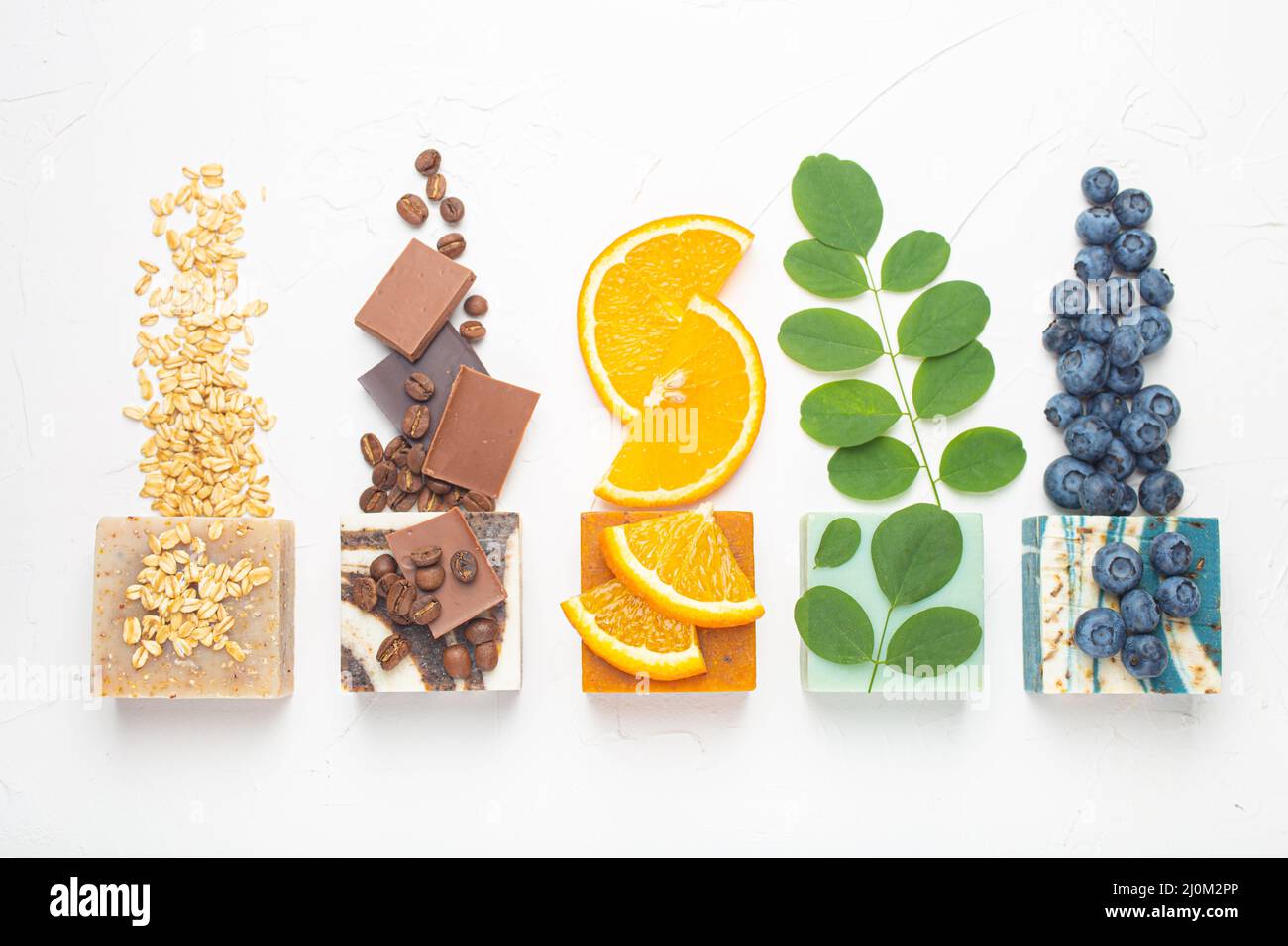 Verschiedene natürliche handgemachte Seifenstücke Stockfoto