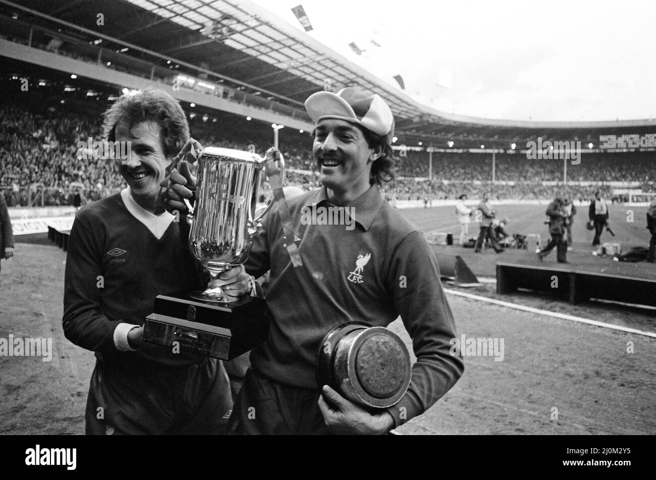 Liverpool gegen Tottenham Hotspur, Football League Cup Finale im Wembley Stadium. Endergebnis, Liverpool 3, Tottenham Hotspur 1. Phil Neal und Bruce Grobbelaar halten die Trophäe. 13.. März 1982. Stockfoto