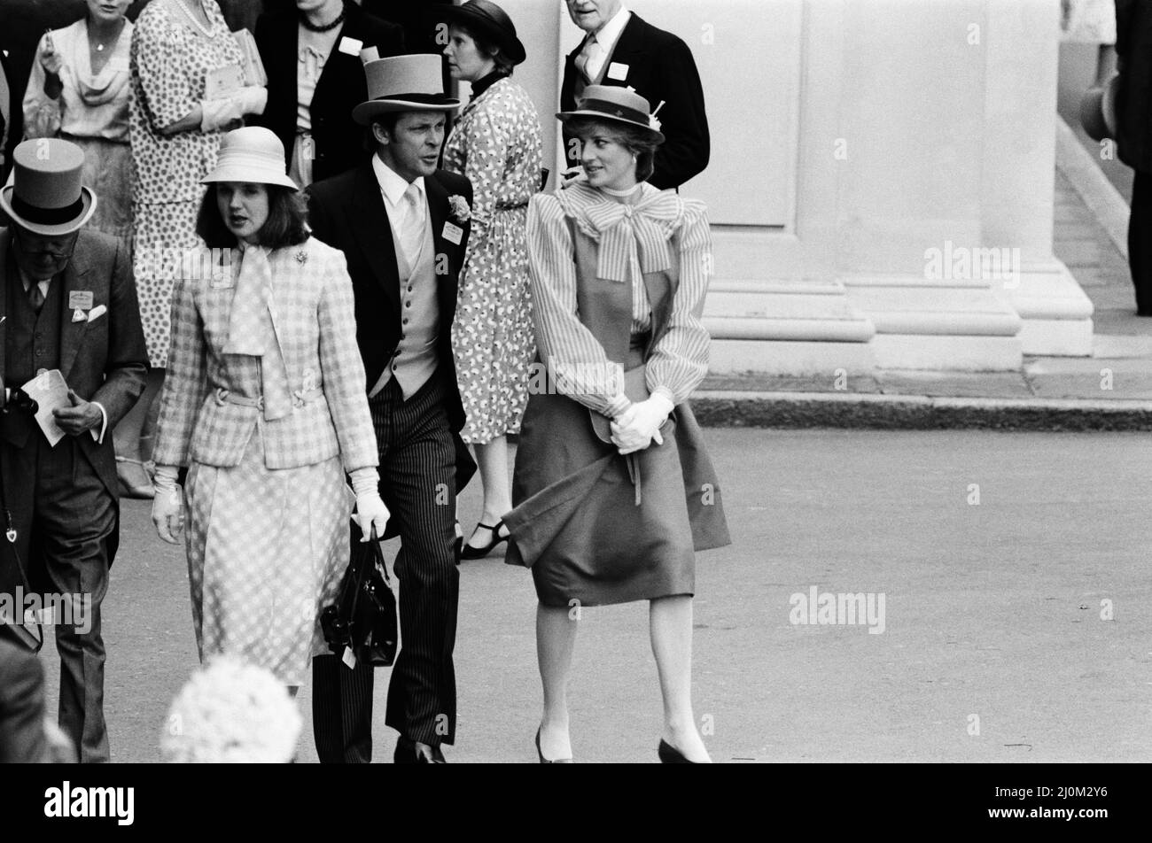 Lady Diana Spencer, Mitte, genießt den Tag mit einigen Freunden am letzten Tag von Royal Ascot. Ascot 1981, war Lady Diana Spencers erster offizieller Besuch bei den Ascot-Rennen, als zukünftiges Mitglied der königlichen Familie. Bild aufgenommen am 18.. Juni 1981. Stockfoto