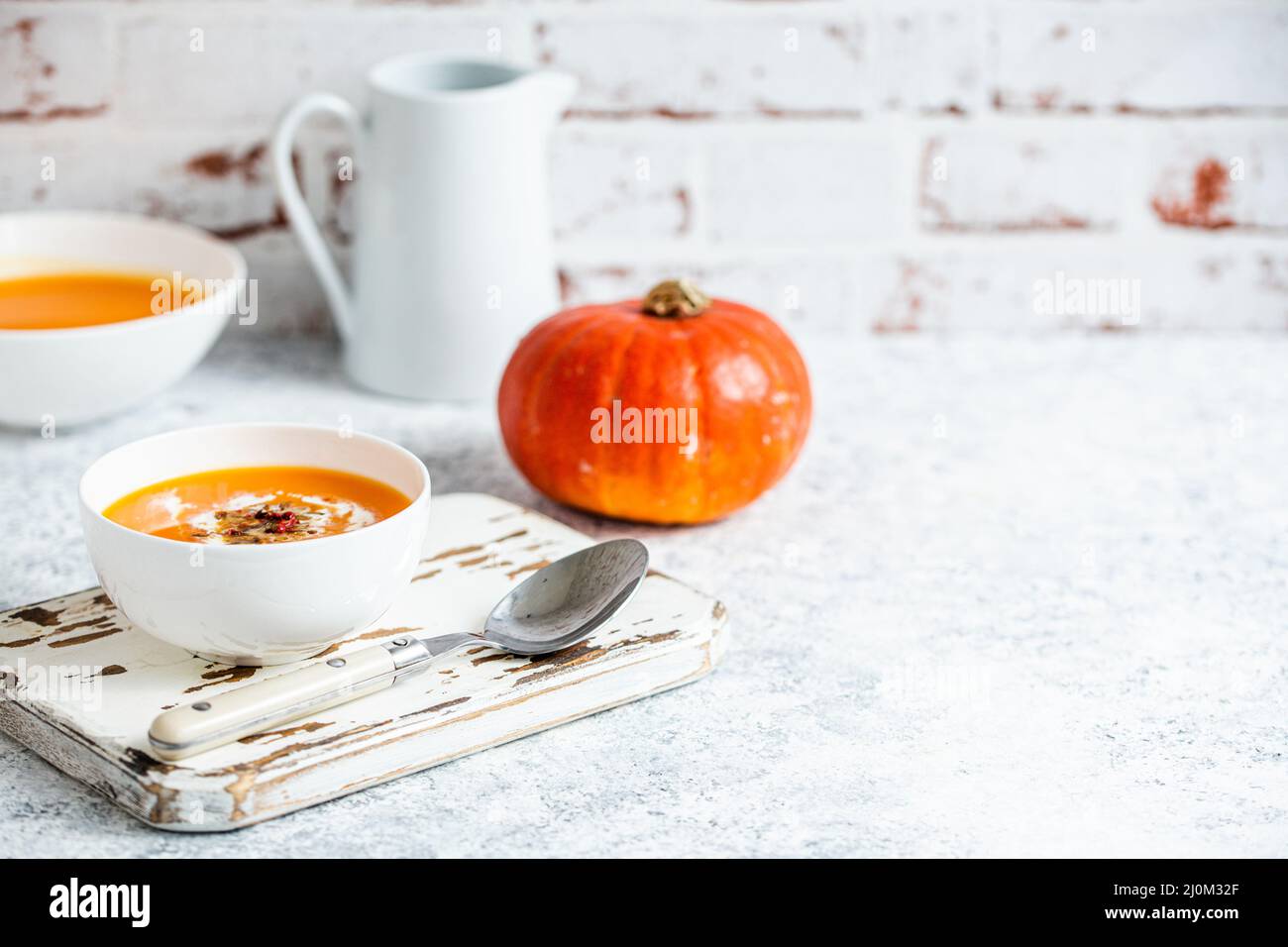 Kürbis-Cremesuppe in weißer Schüssel kopieren Platz Stockfoto