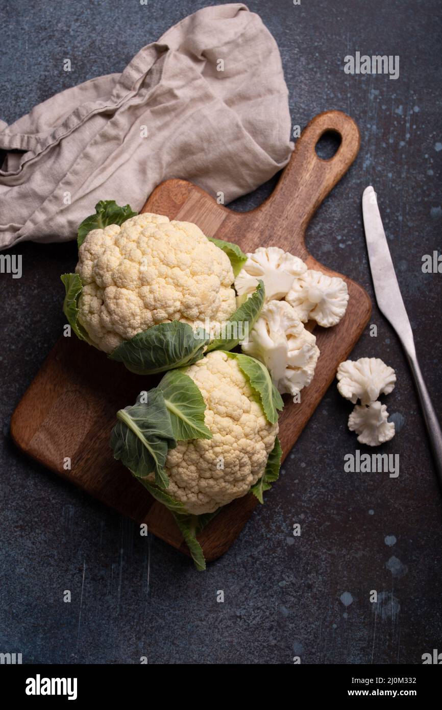 Frischer, roh geschnittener Blumenkohl mit Messer Stockfoto