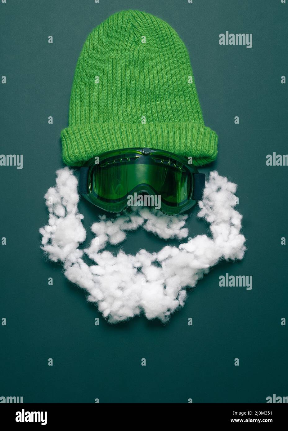 Flatlay-Komposition. Das Gesicht eines Snowboarders und Skifahrers. Winterbergeigenschaften Stockfoto