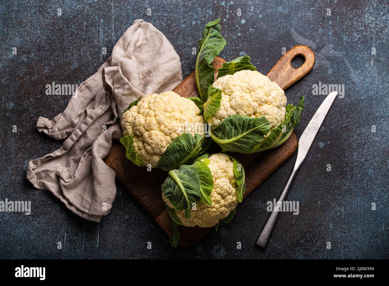 Frischer, roh geschnittener Blumenkohl mit Messer Stockfoto